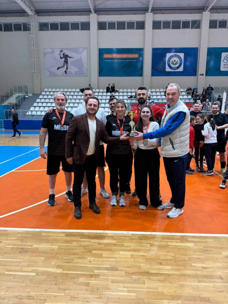 Başarı ödülü kazanan sporcular ve antrenörleri, iç saha basketbol maçında ödüllerini alırken. Nilüfer Belediyesi destekli spor etkinliği.