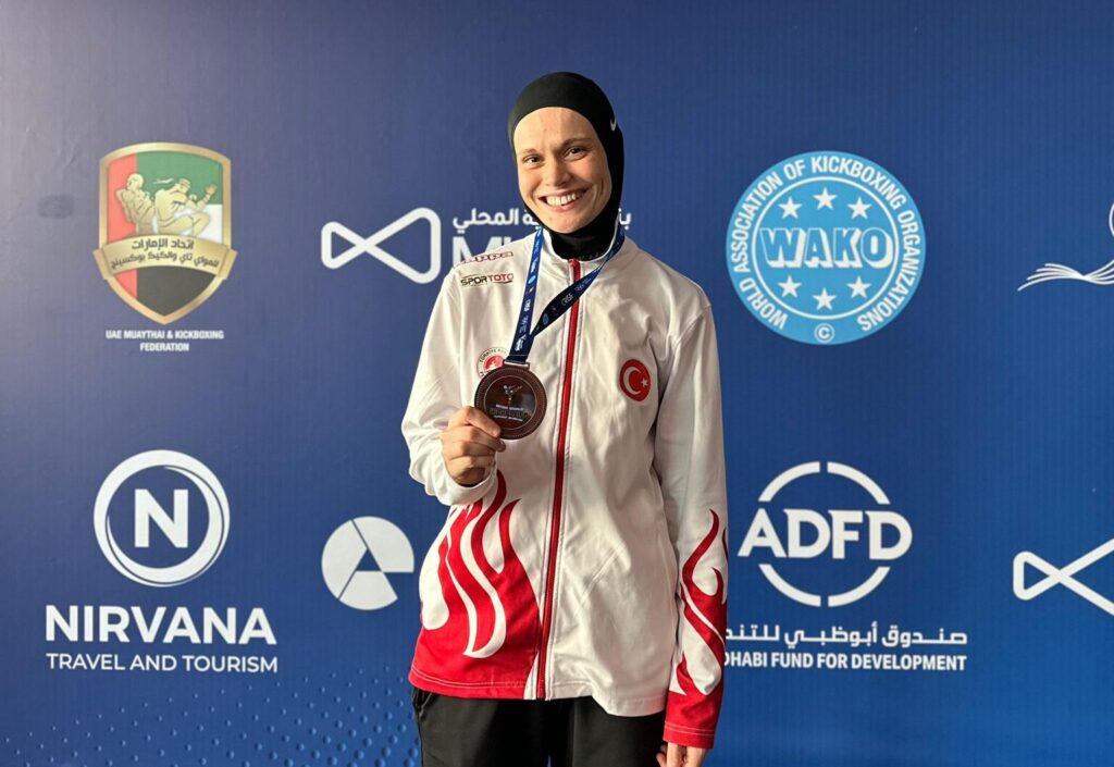 Ayşe Kaplan, kick boksta dünya üçüncüsü oldu