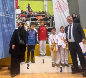 Başarılı sporcular ve antrenörler, ödüllü karate ve taekwondo yarışması, başarı ve gurur.