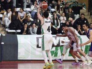 Kütahya BSK taraftarları önünde basket atışı yapıyor.